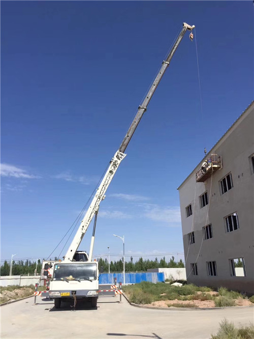 柳州市“轻装强干”—— 吊车的 “轻量化臂架” 技术